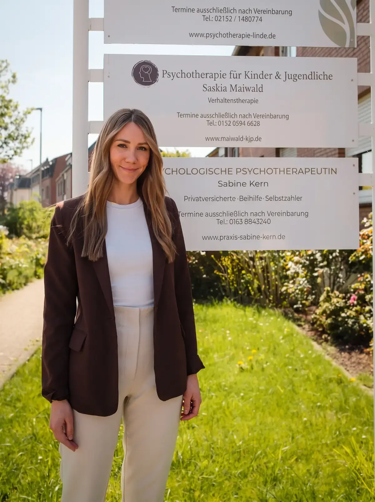 Saskia Maiwald vor dem Praxisgebäude im Grünen