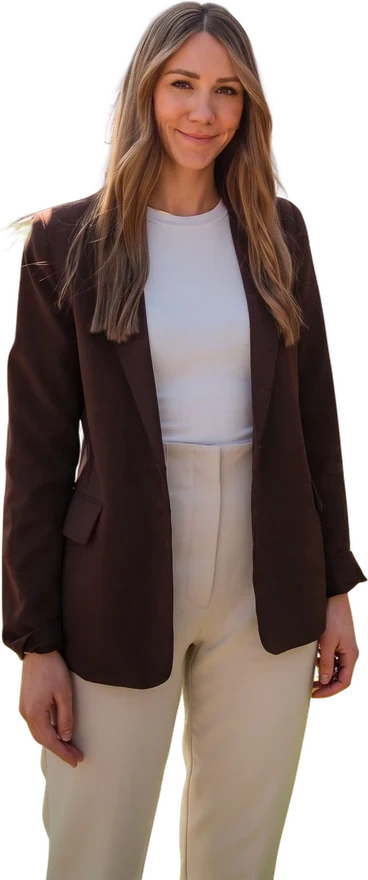 Saskia Maiwald, freigestellt, im braunen Blazer